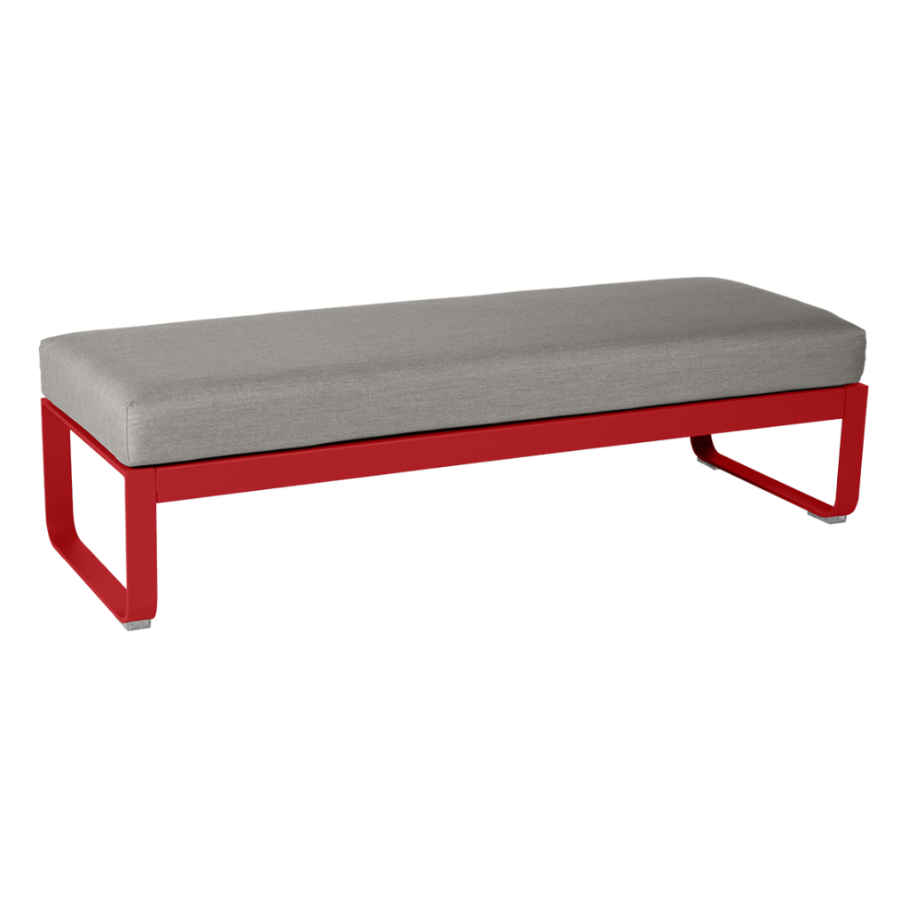 Une Banquette Bellevie 2 places rouge avec un cadre gris.