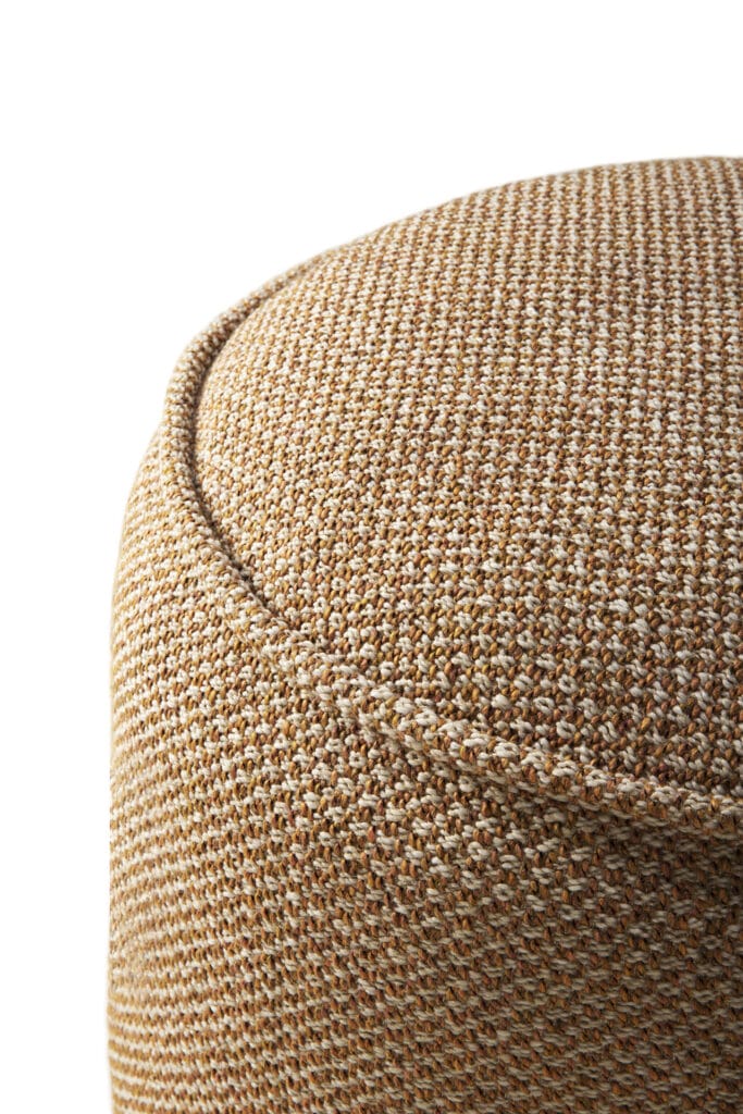 Un gros plan d’un pouf rond en osier.