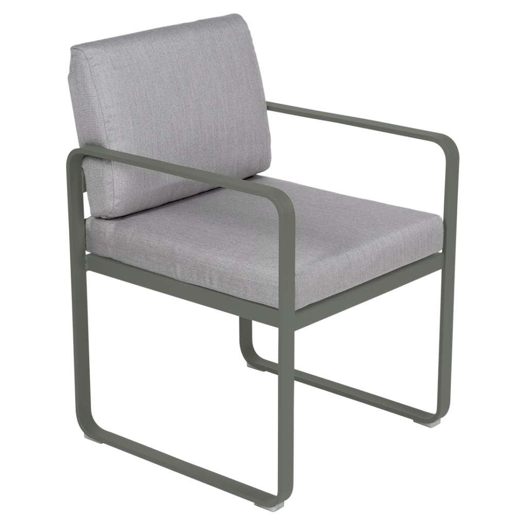 Une chaise d'extérieur Fauteuil de repas Bellevie avec un siège rembourré en tissu gris.