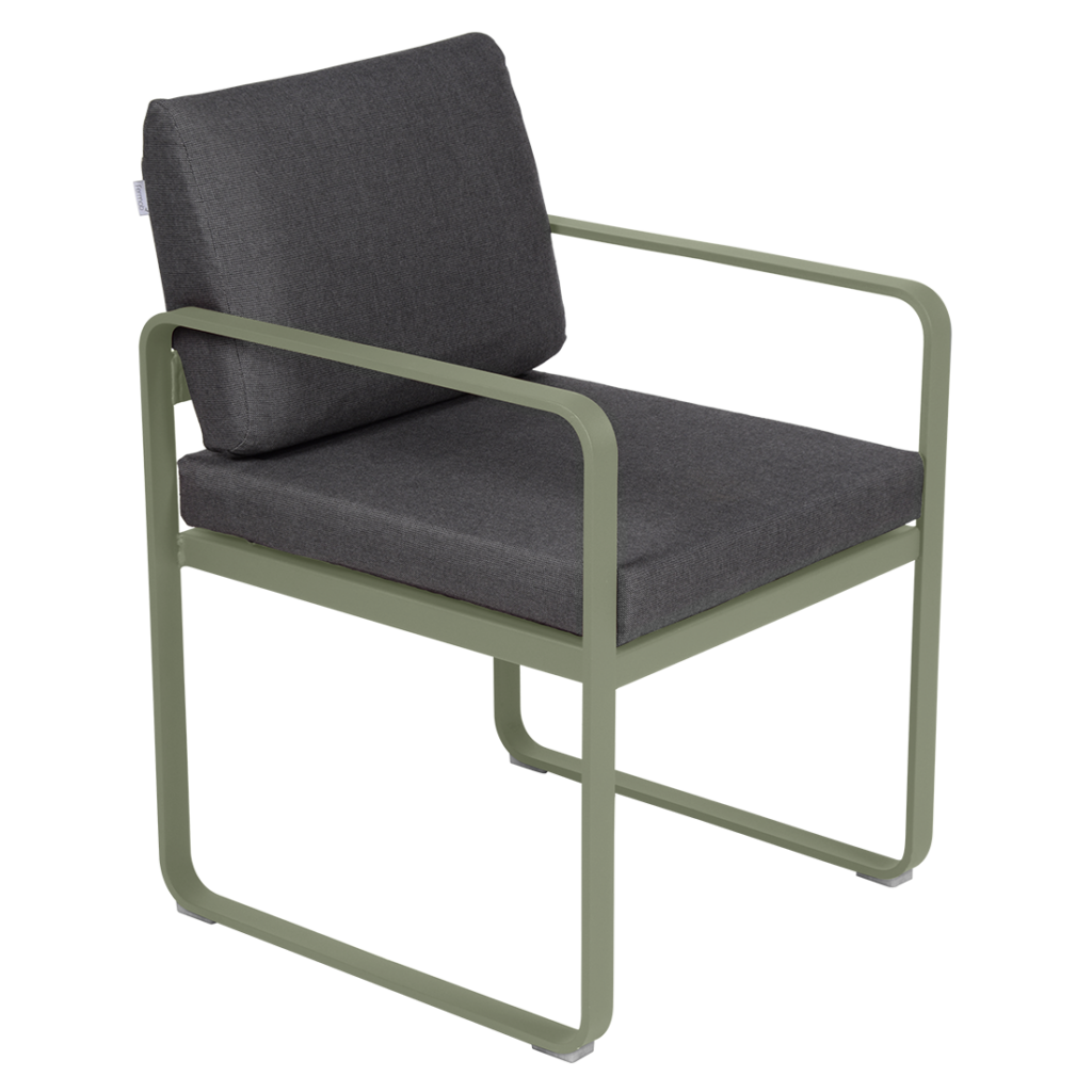 Un Fauteuil de repas Bellevie, avec une assise tapissée de gris.