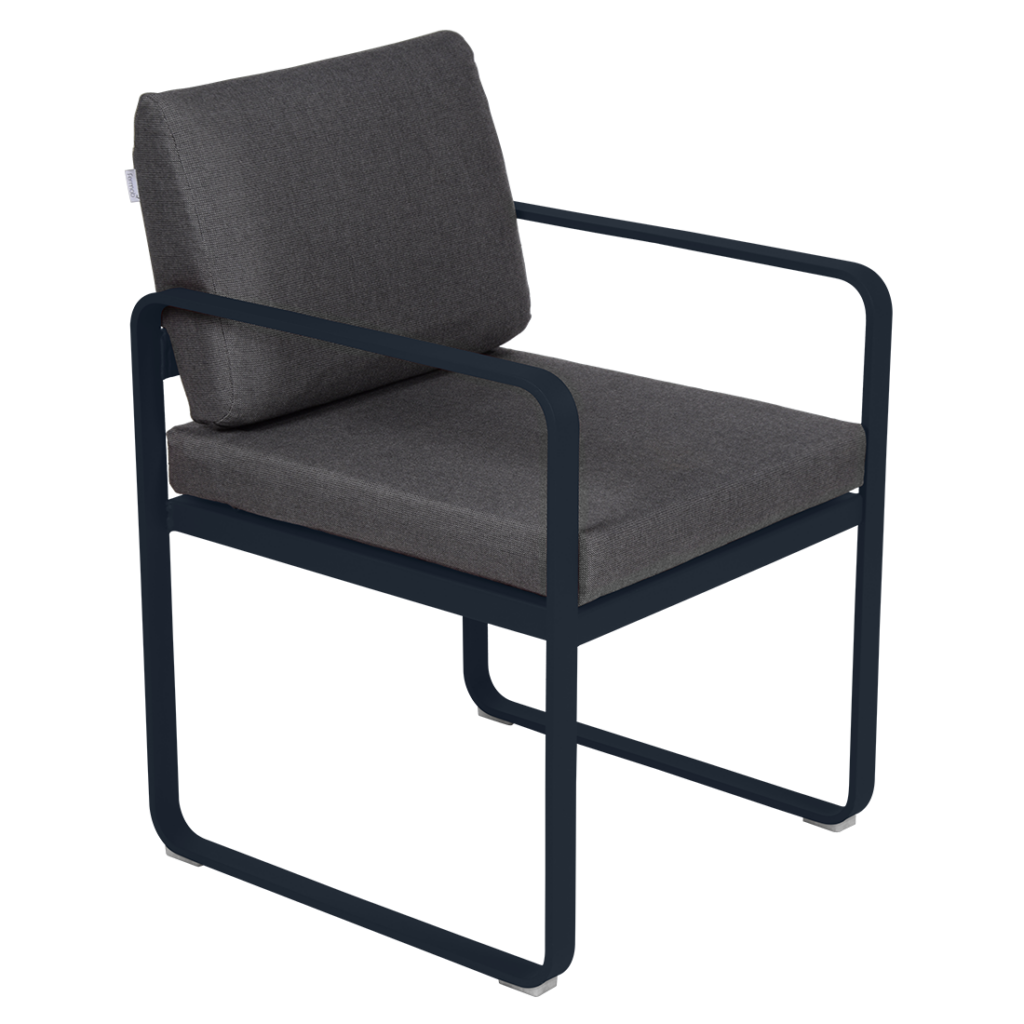Une chaise d'extérieur Fauteuil de repas Bellevie avec une structure noire et un coussin gris.