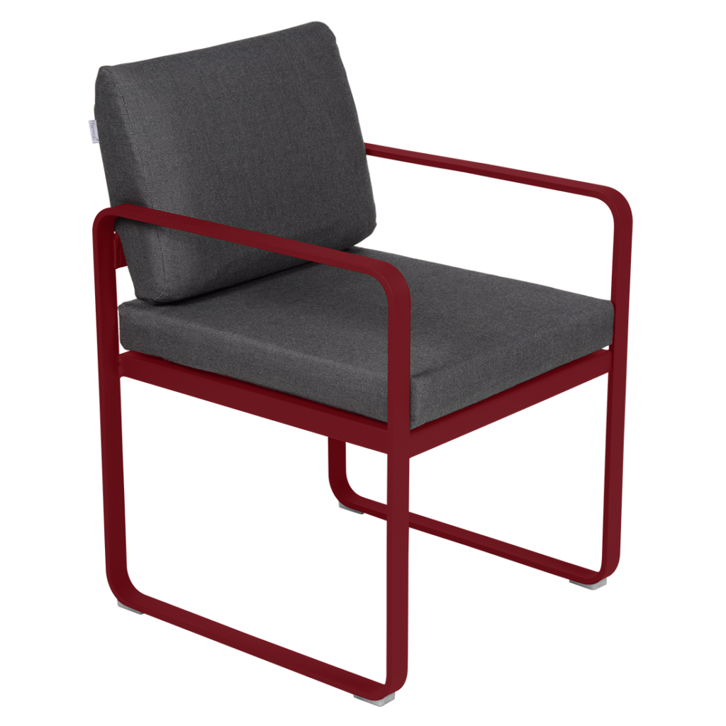Le Fauteuil de repas Bellevie est une chaise d'extérieur avec une structure rouge et un coussin gris.