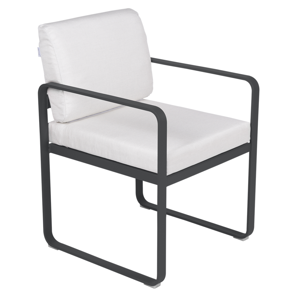 Une chaise de salle à manger blanche avec une structure noire de la collection Fauteuil de repas Bellevie.