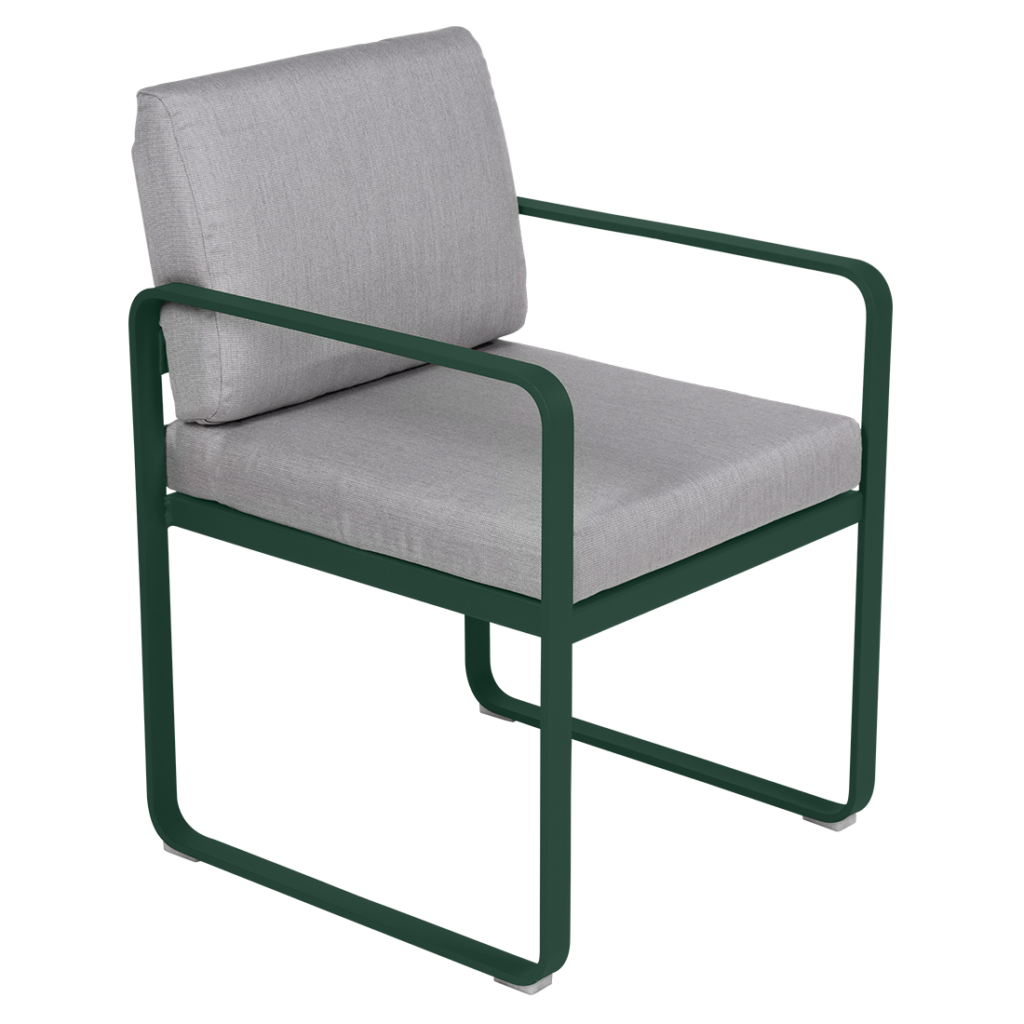 Une chaise d'extérieur avec une structure verte et un coussin vert, plus précisément le Fauteuil de repas Bellevie.