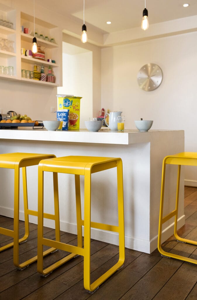 Une cuisine avec un plancher Tabouret haut Bellevie.