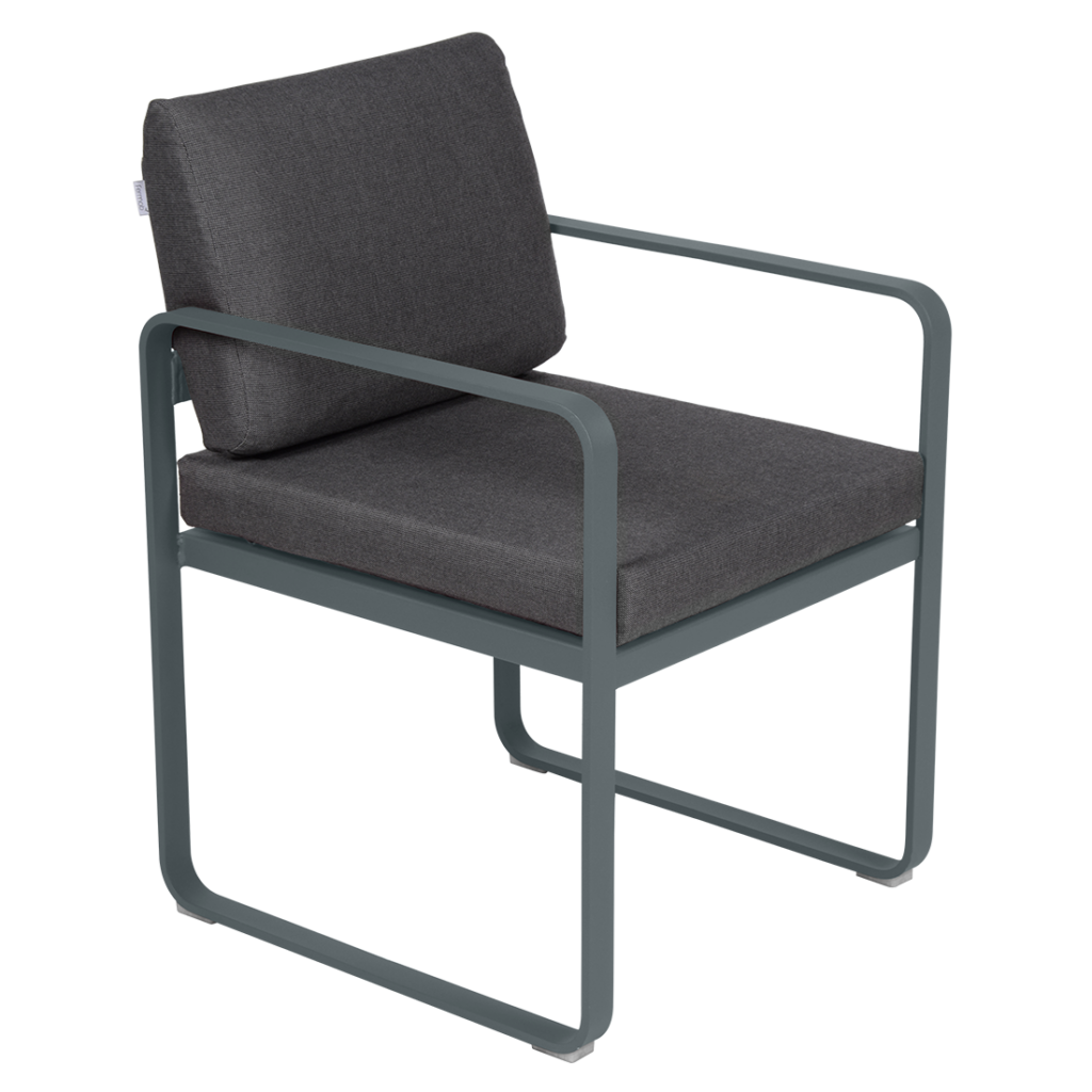 Un fauteuil de repas Bellevie avec une structure noire est présenté dans la collection Bellevie.