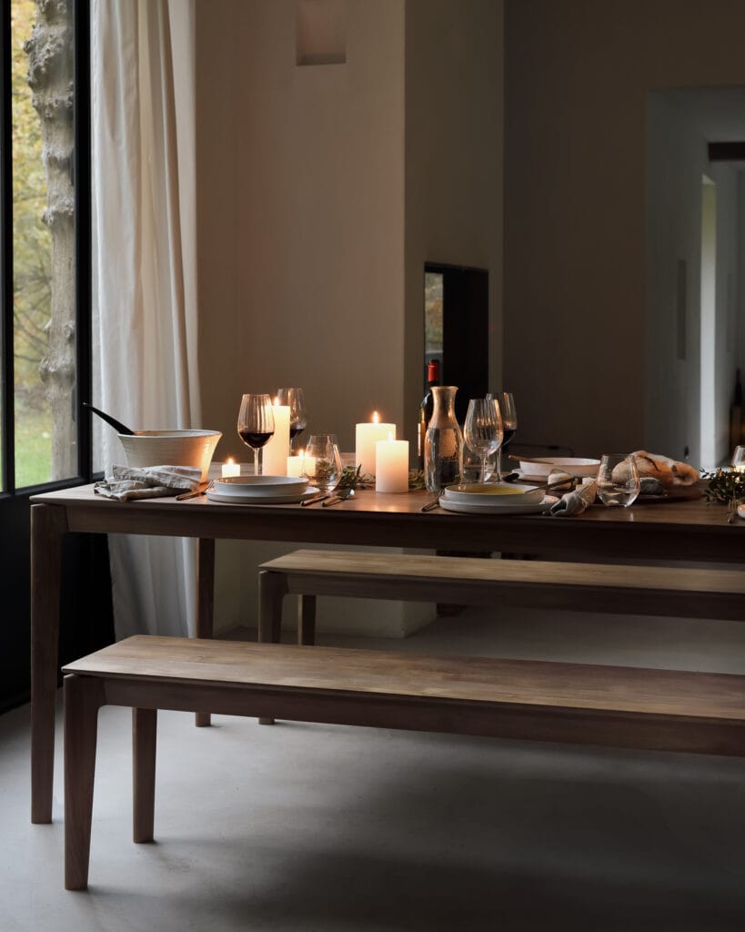 Une table à manger ethnicraft avec un Canapé Mellow, module 1 place design, dégageant une ambiance douce.