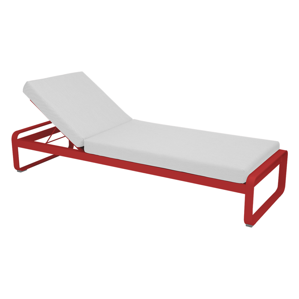 Une chaise longue rouge sur fond blanc.