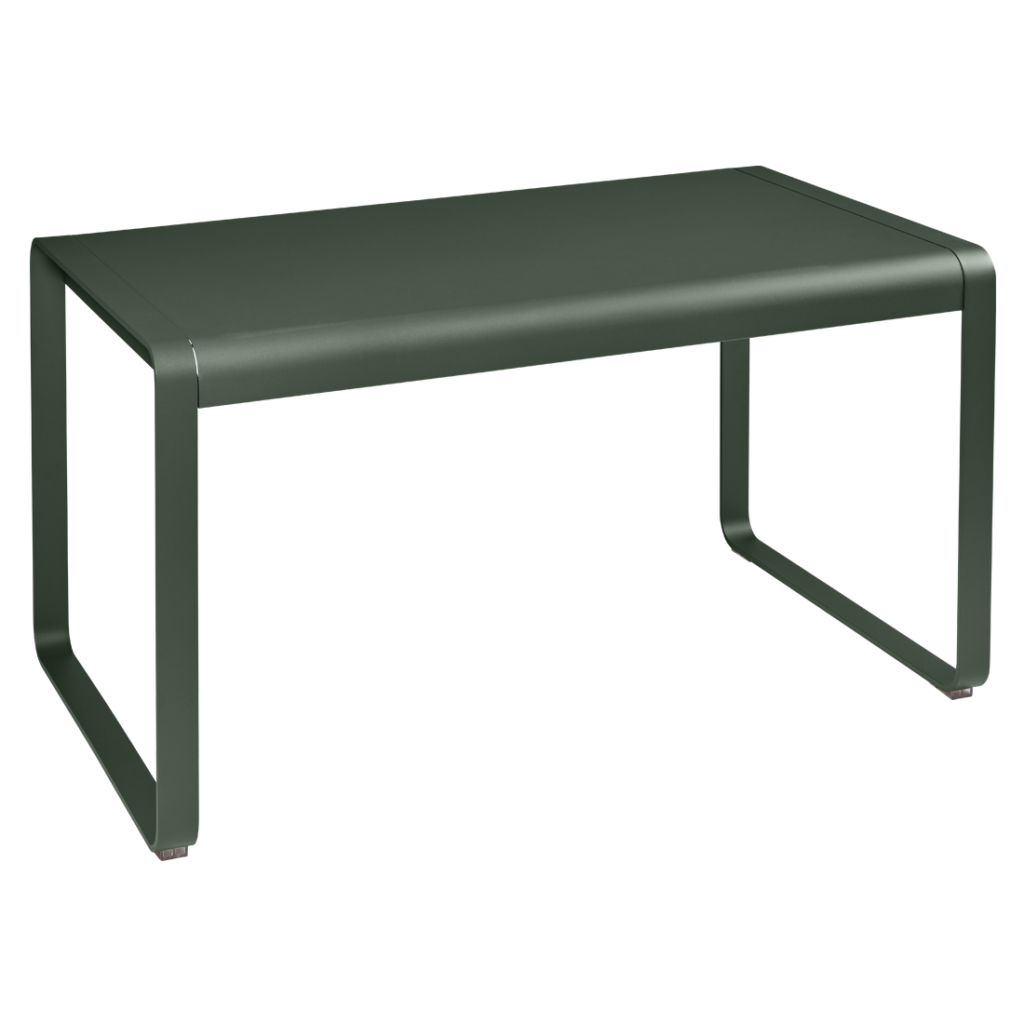 Une table en métal vert sur fond blanc.
