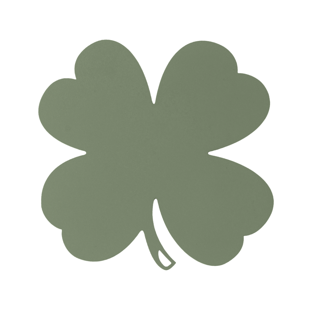 Un coussin trèfle vert sur fond blanc.