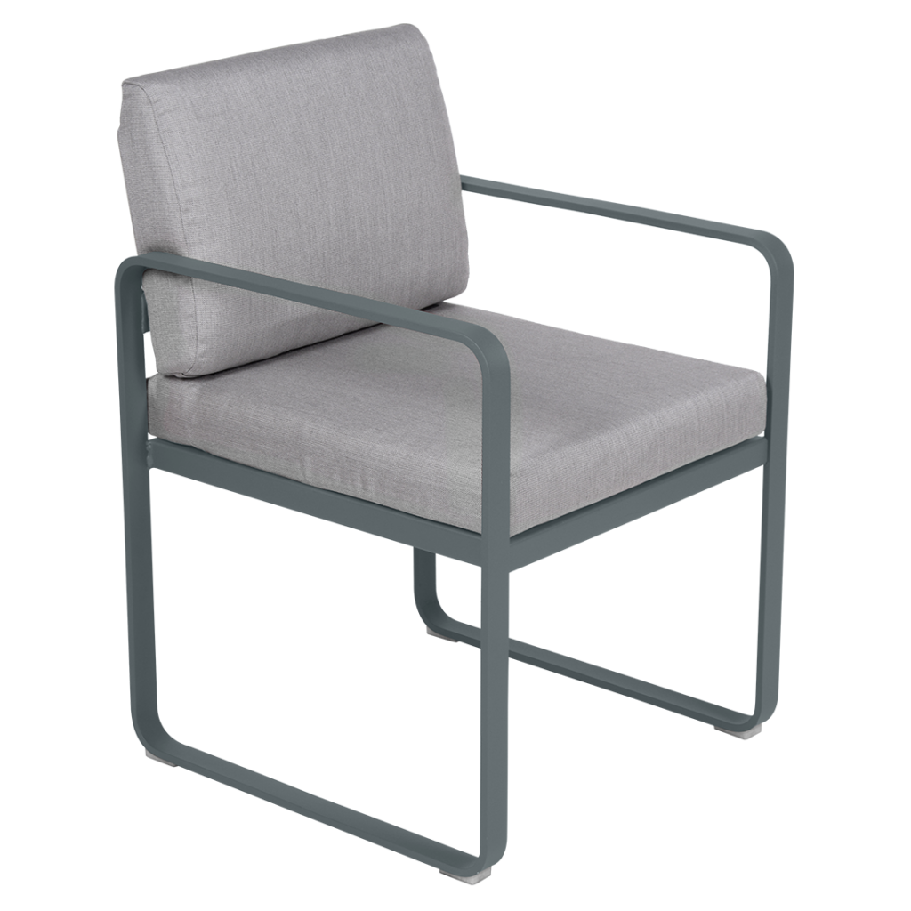 Une chaise d'extérieur Fauteuil de repas Bellevie grise avec un siège rembourré en tissu gris.
