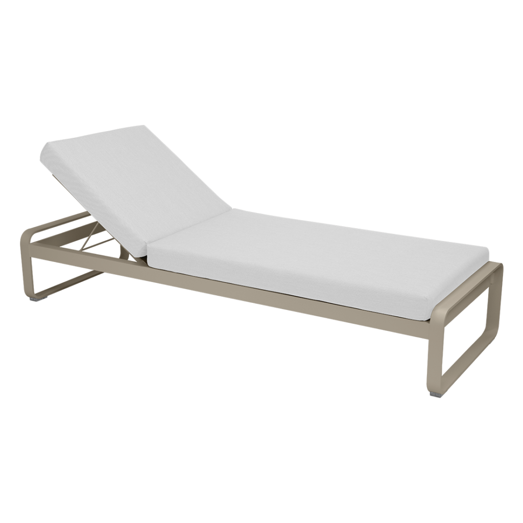 Une chaise longue avec un coussin blanc sur fond blanc.