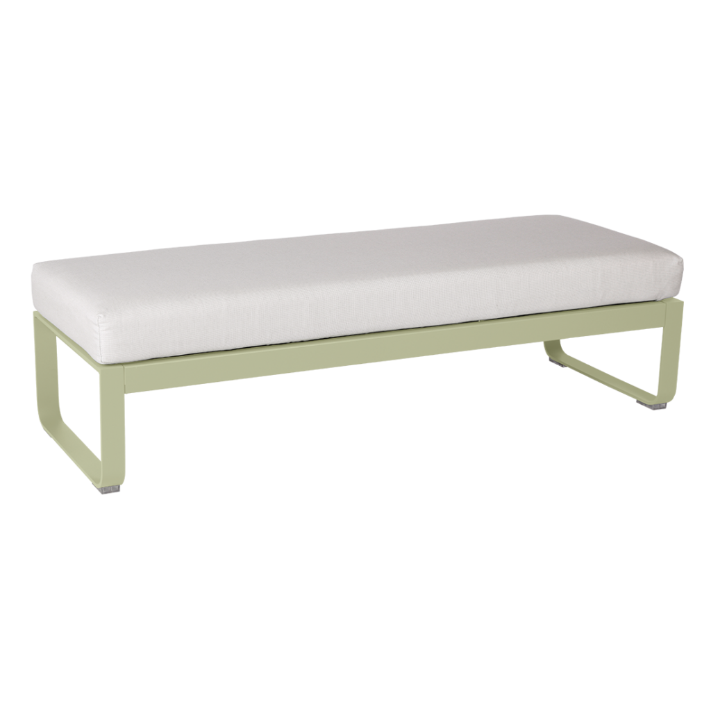 Une Banquette Bellevie 2 places coussinée blanche avec un cadre vert, parfaite pour deux places ou pour créer une banquette cosy dans votre espace style Bellevie.