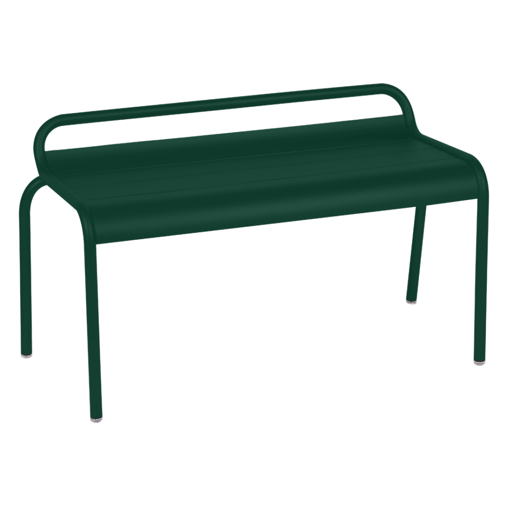Un banc en plastique vert sur fond noir.