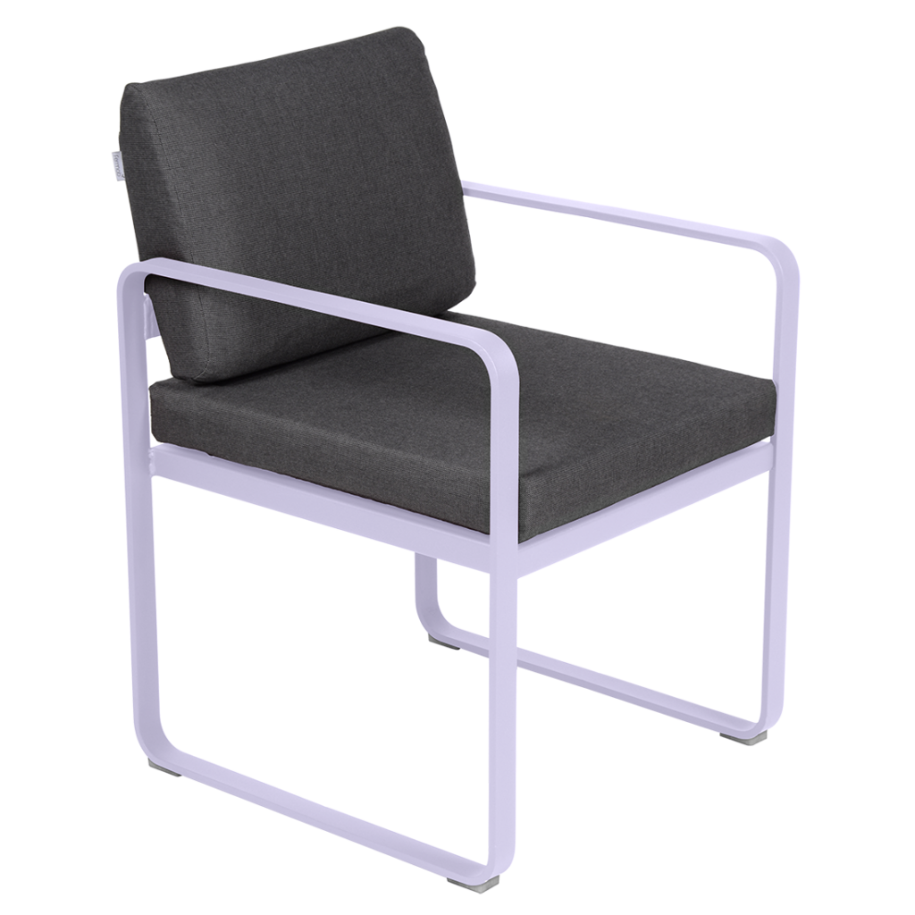 Un siège rembourré gris et une chaise Fauteuil de repas Bellevie à structure blanche pour une utilisation en extérieur.