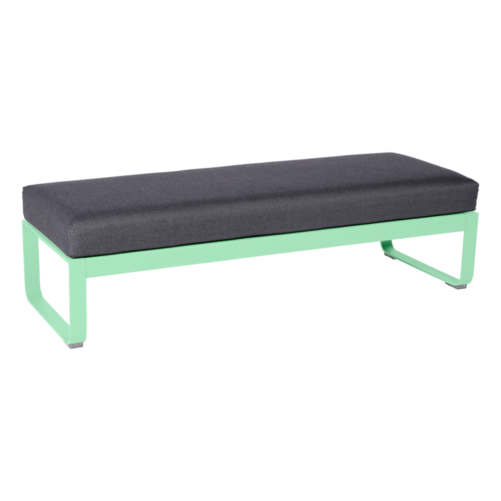 Un banc vert avec un coussin vert, appelé Banquette Bellevie 2 places.