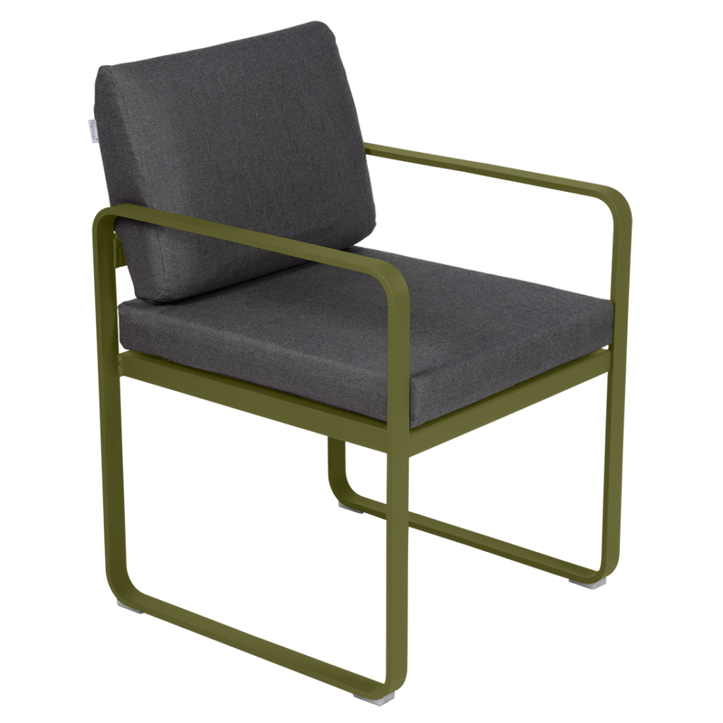 Une chaise d'extérieur Fauteuil de repas Bellevie avec un cadre vert et un siège rembourré gris.