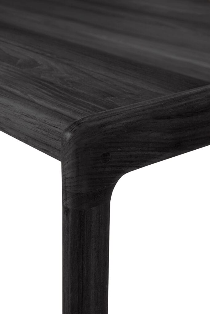 Une image en gros plan d'une table d'appoint noire Jack en teck noir.