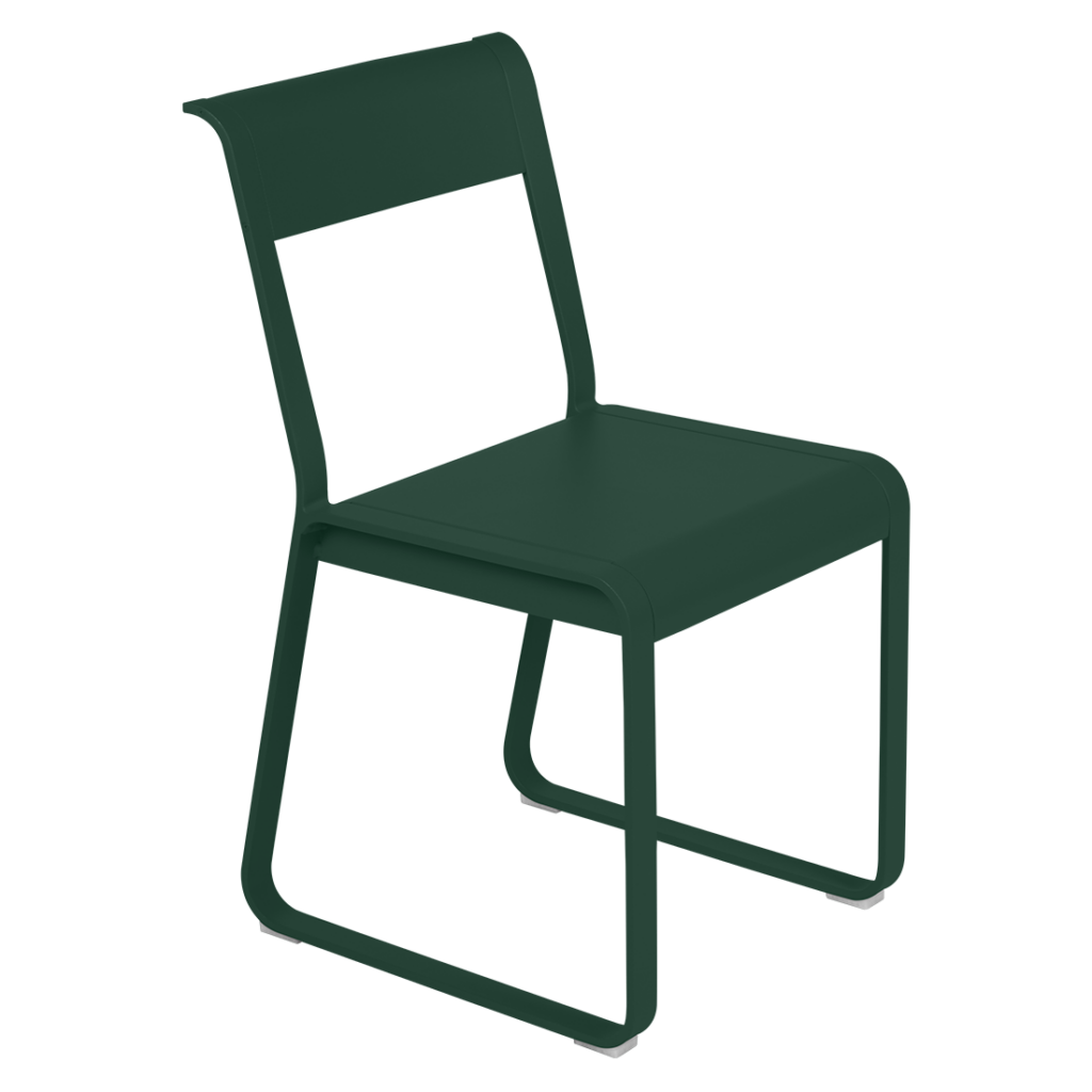 Une chaise en métal vert sur fond blanc.