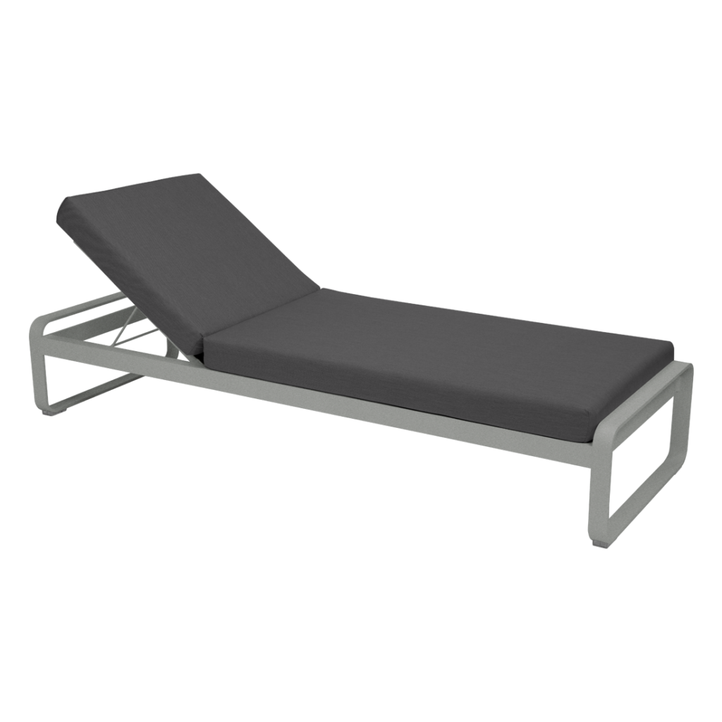 Une méridienne avec un coussin gris sur fond blanc.