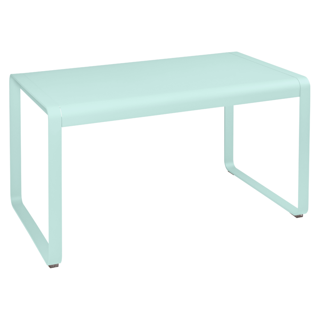 Une table vert clair avec une structure en métal.