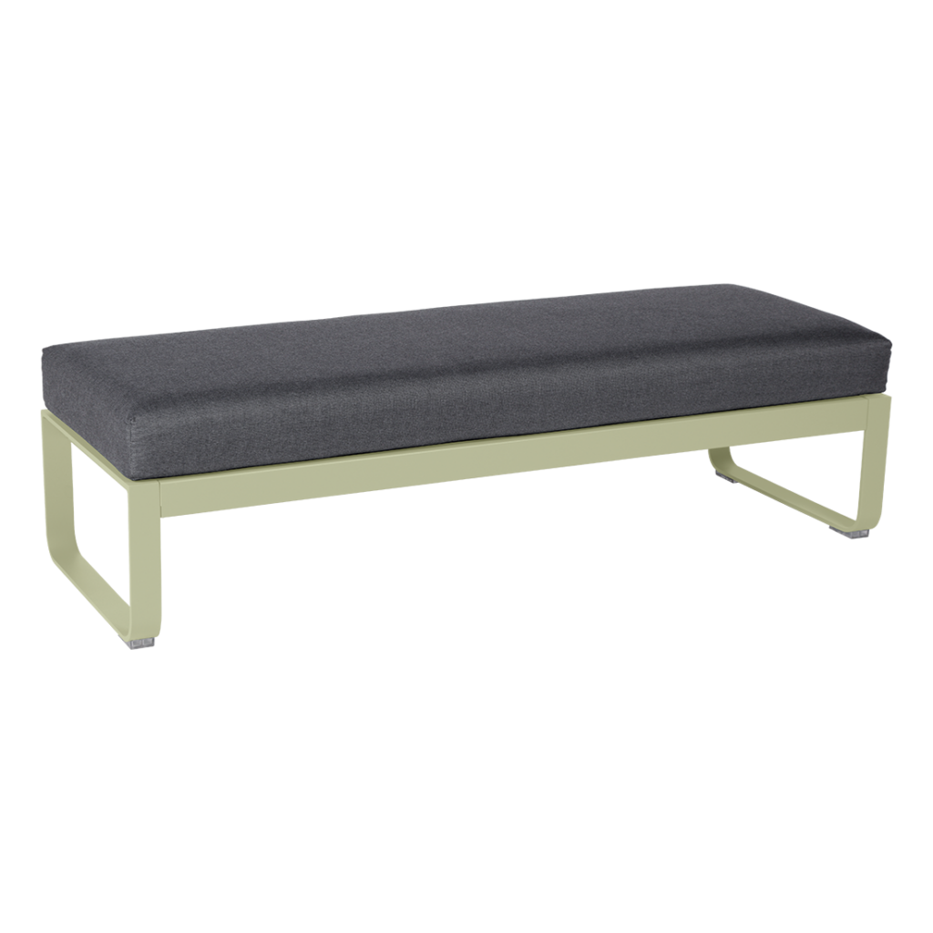 Un banc coussiné gris avec un cadre blanc, parfait pour s'asseoir aussi bien à l'intérieur qu'à l'extérieur de la Banquette Bellevie 2 places.