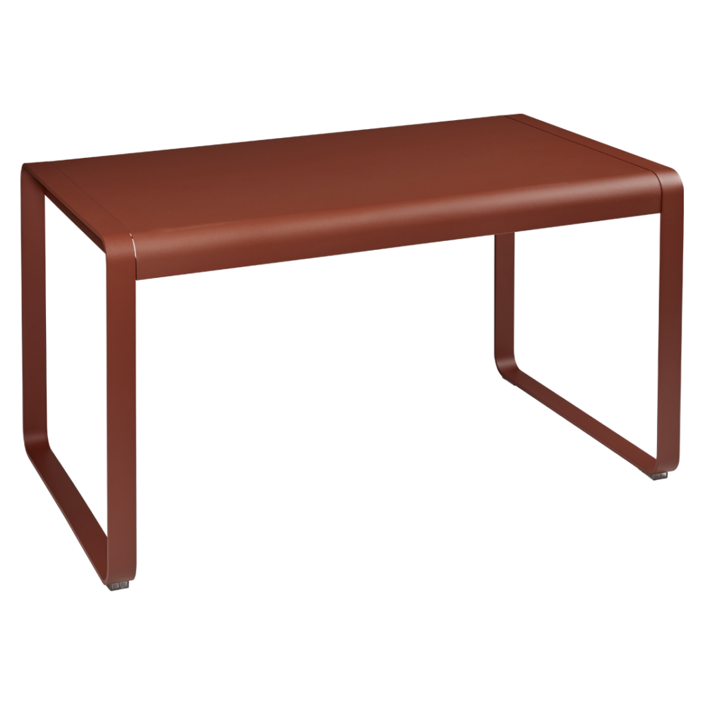 Une table en métal rouge sur fond blanc.