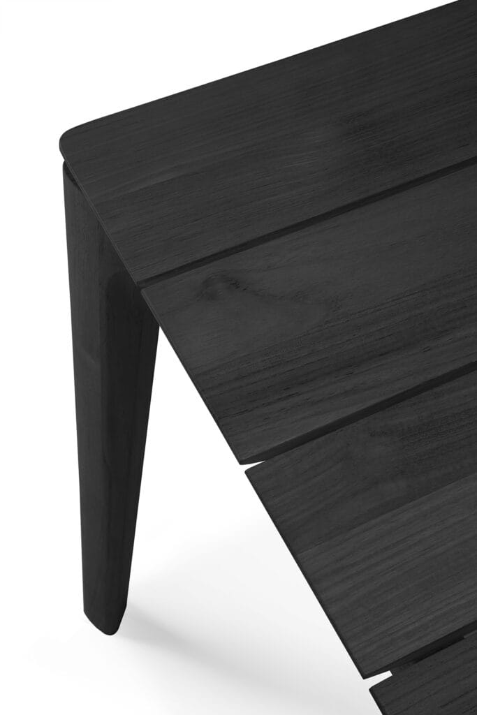 Une table basse noire avec un plateau en bois.