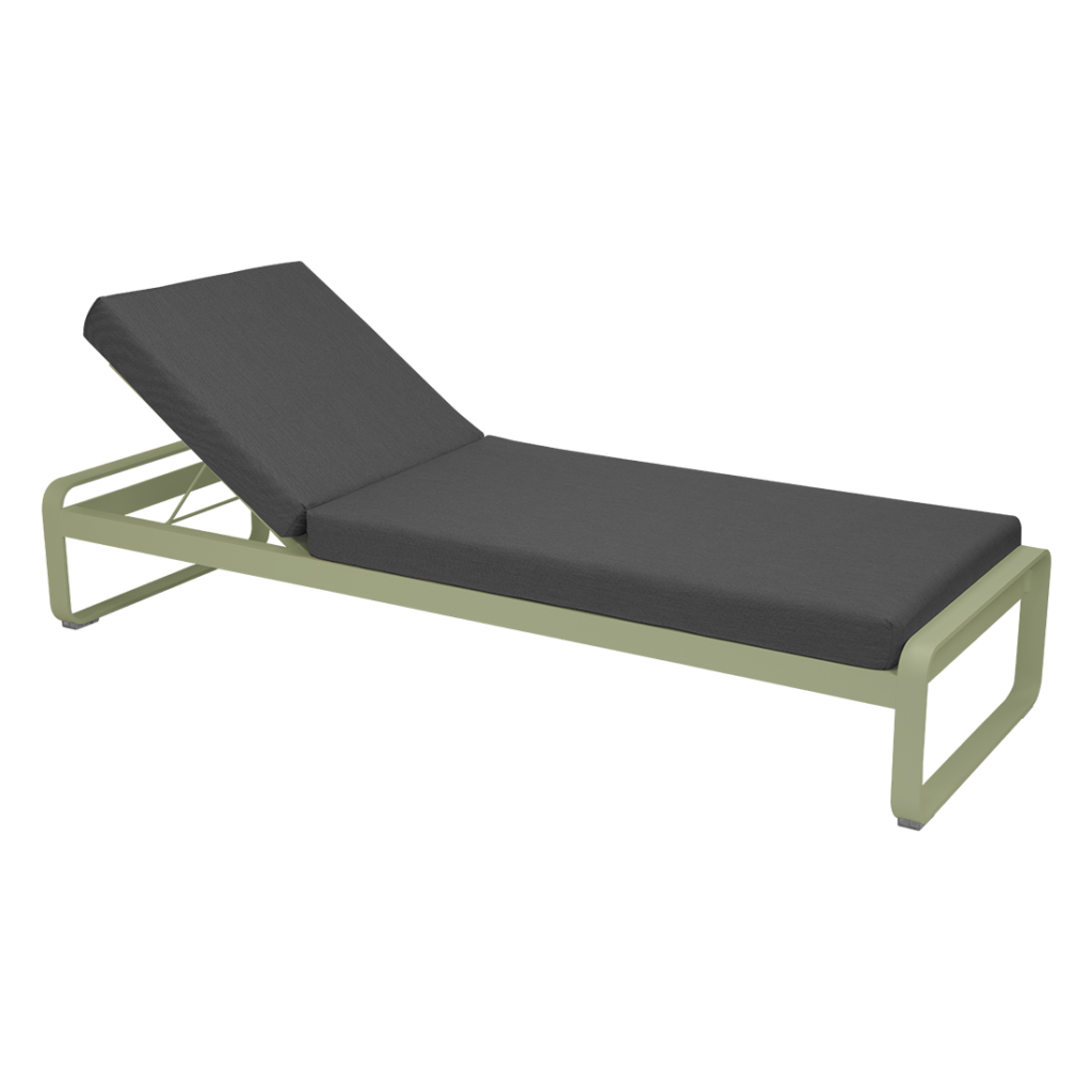 Une méridienne avec un coussin gris.