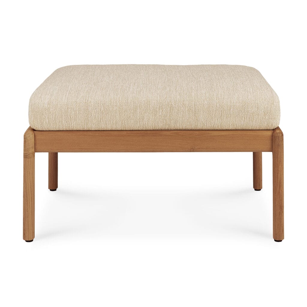 Un pouf en teck avec un siège rembourré beige.