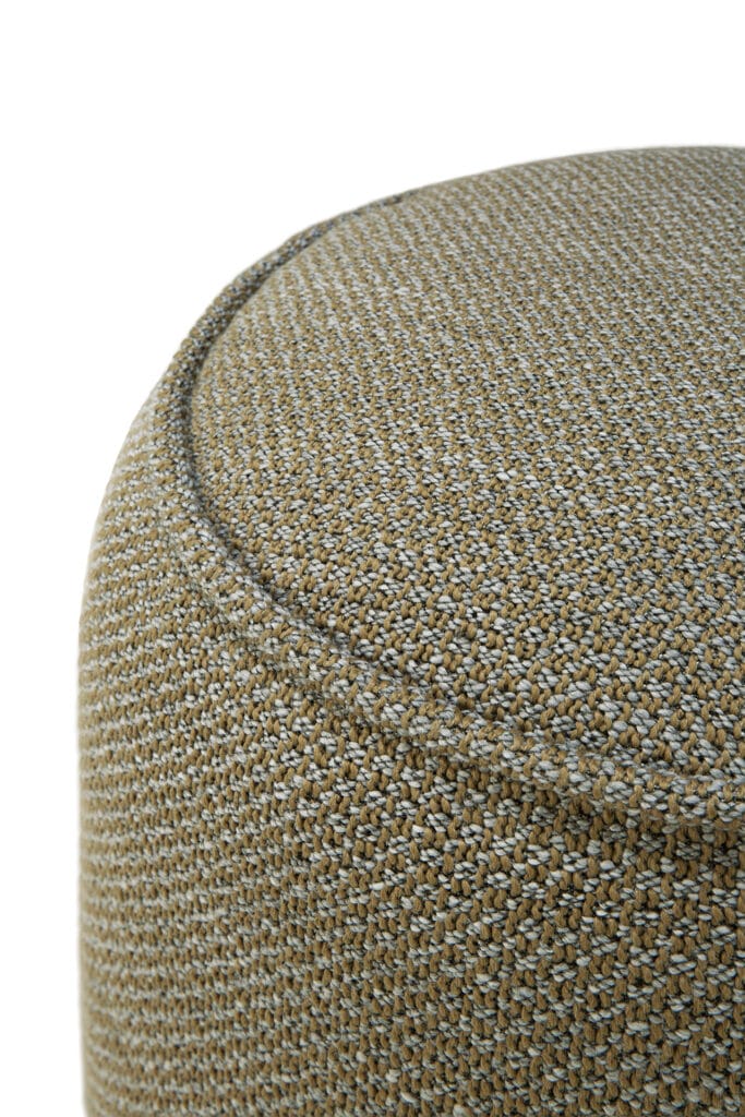 Un gros plan d’un pouf tissé beige.