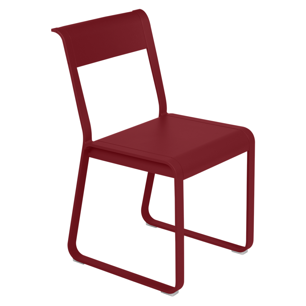 Une chaise en métal rouge sur fond blanc.