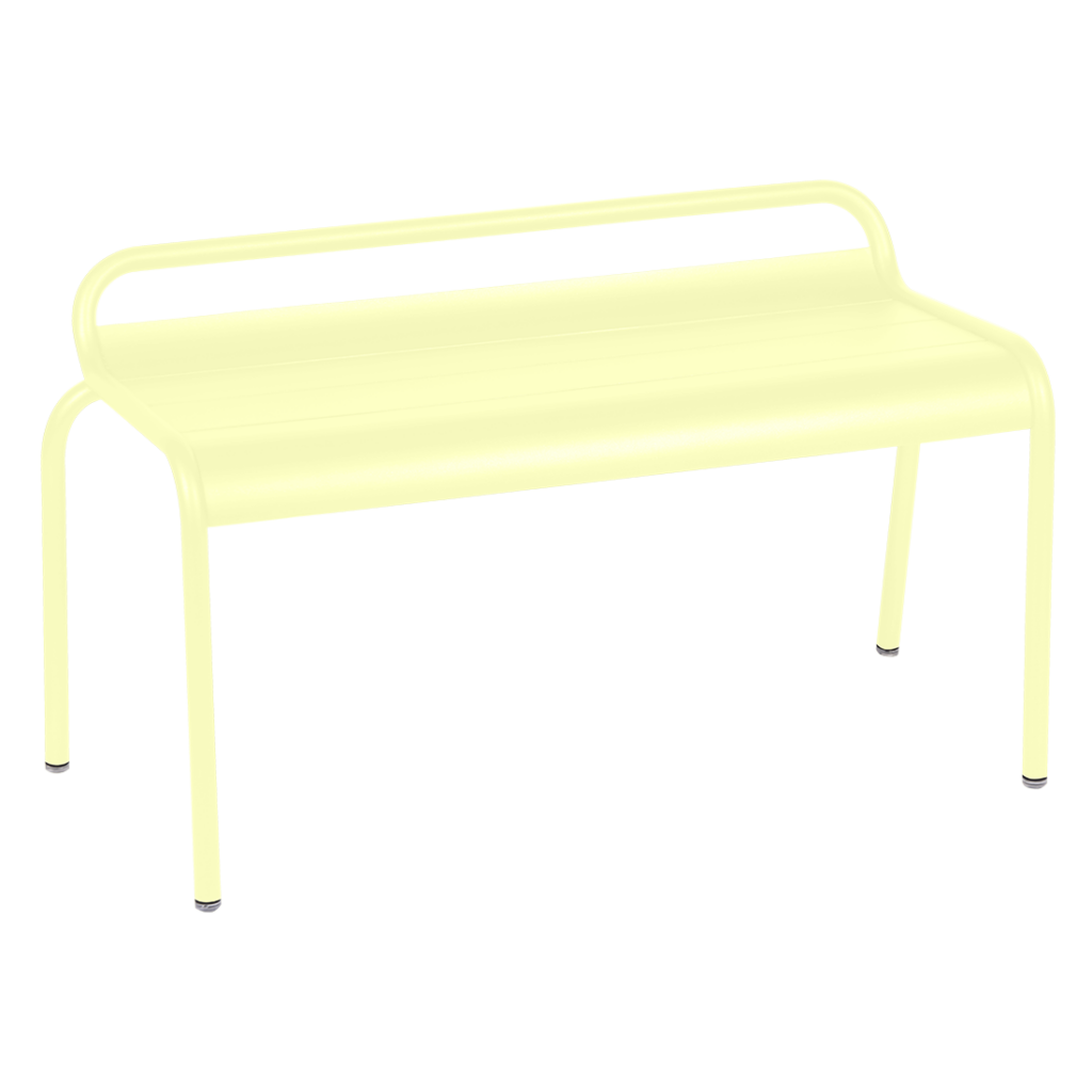 Un banc jaune sur fond blanc.