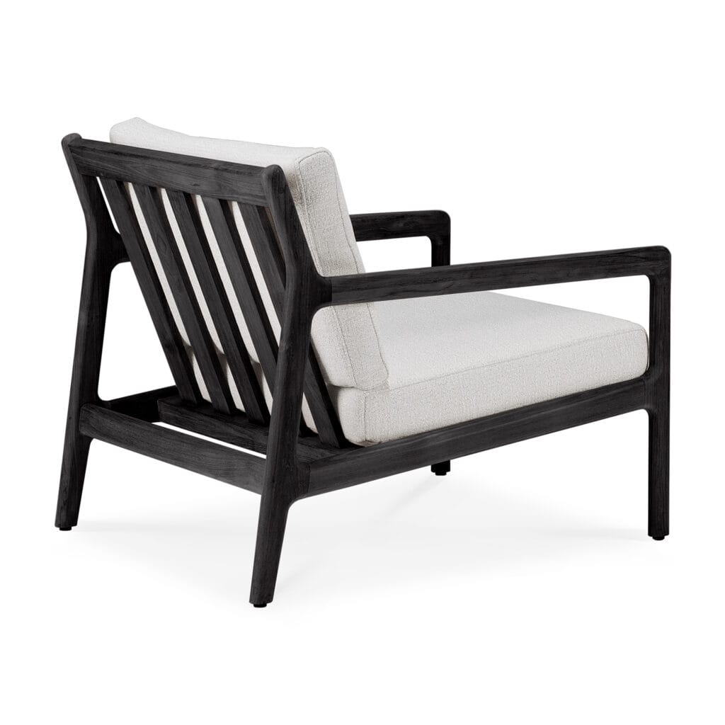 Un fauteuil lounge 3 places Canapé Jack noir et blanc avec un coussin blanc, en teck noir.