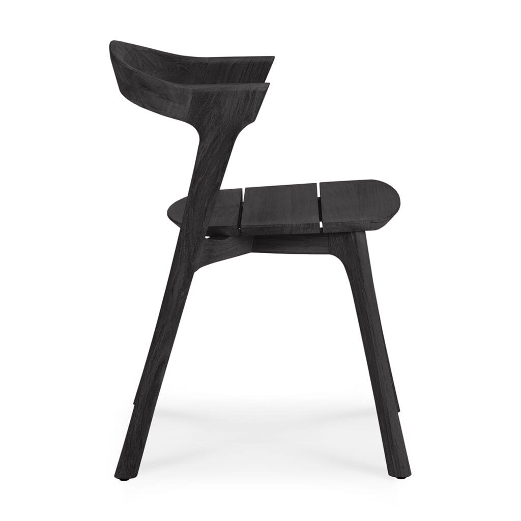 Une chaise en bois noir sur fond blanc.