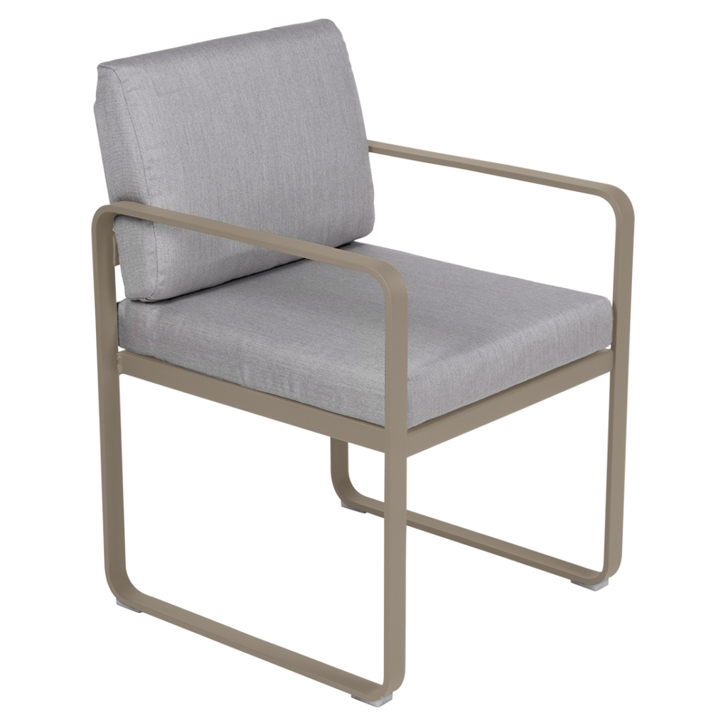 Une chaise d'extérieur Fauteuil de repas Bellevie avec un siège rembourré gris.