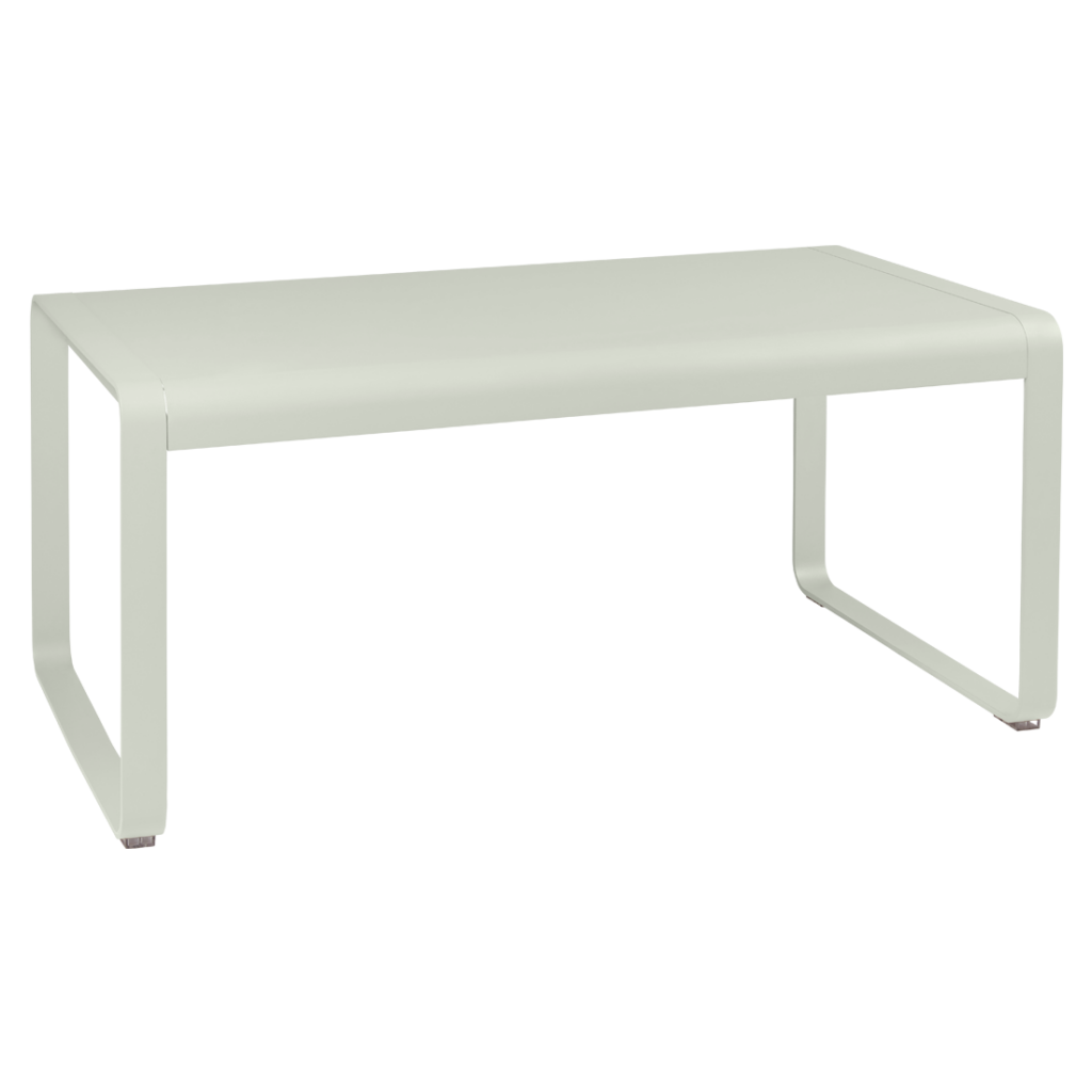 Une table blanche avec des pieds en métal sur fond blanc.