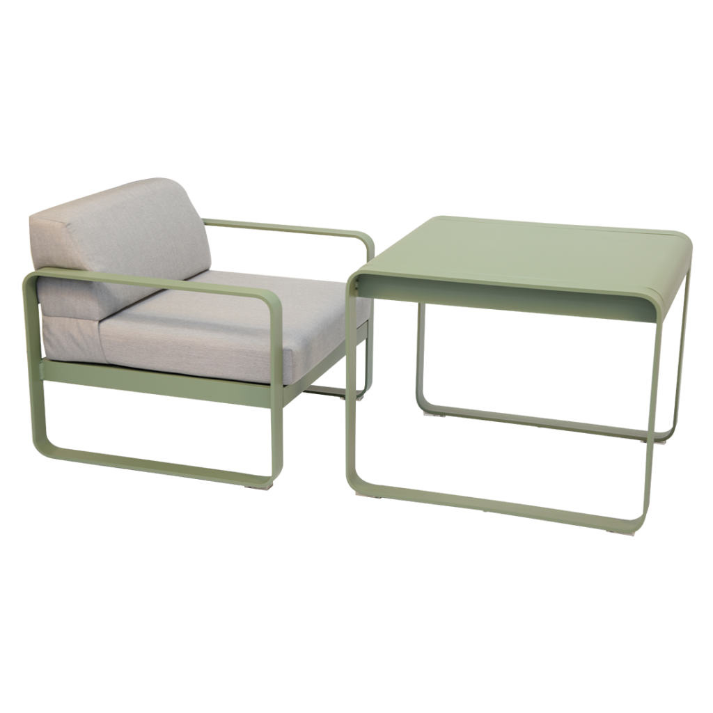 Un salon extérieur composé d'une chaise et d'une table vertes.