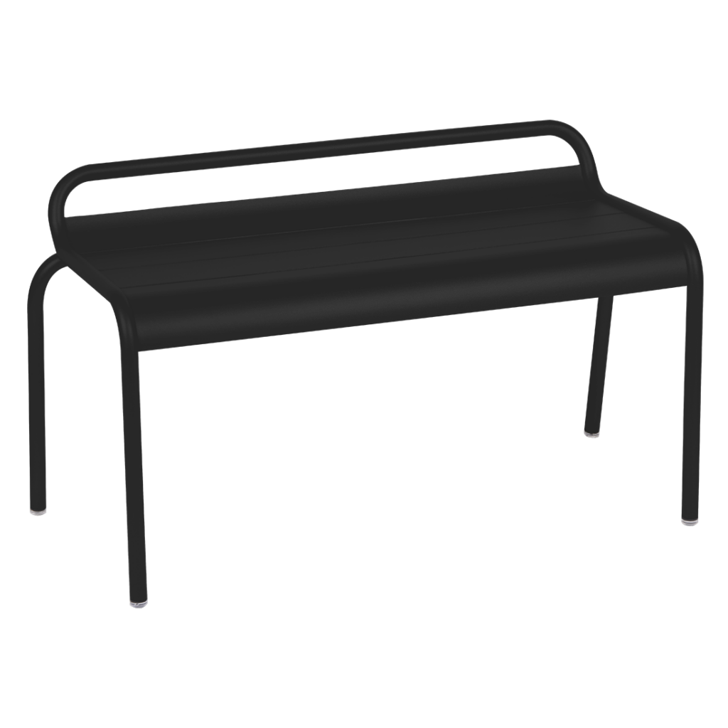 Un banc noir sur fond blanc.