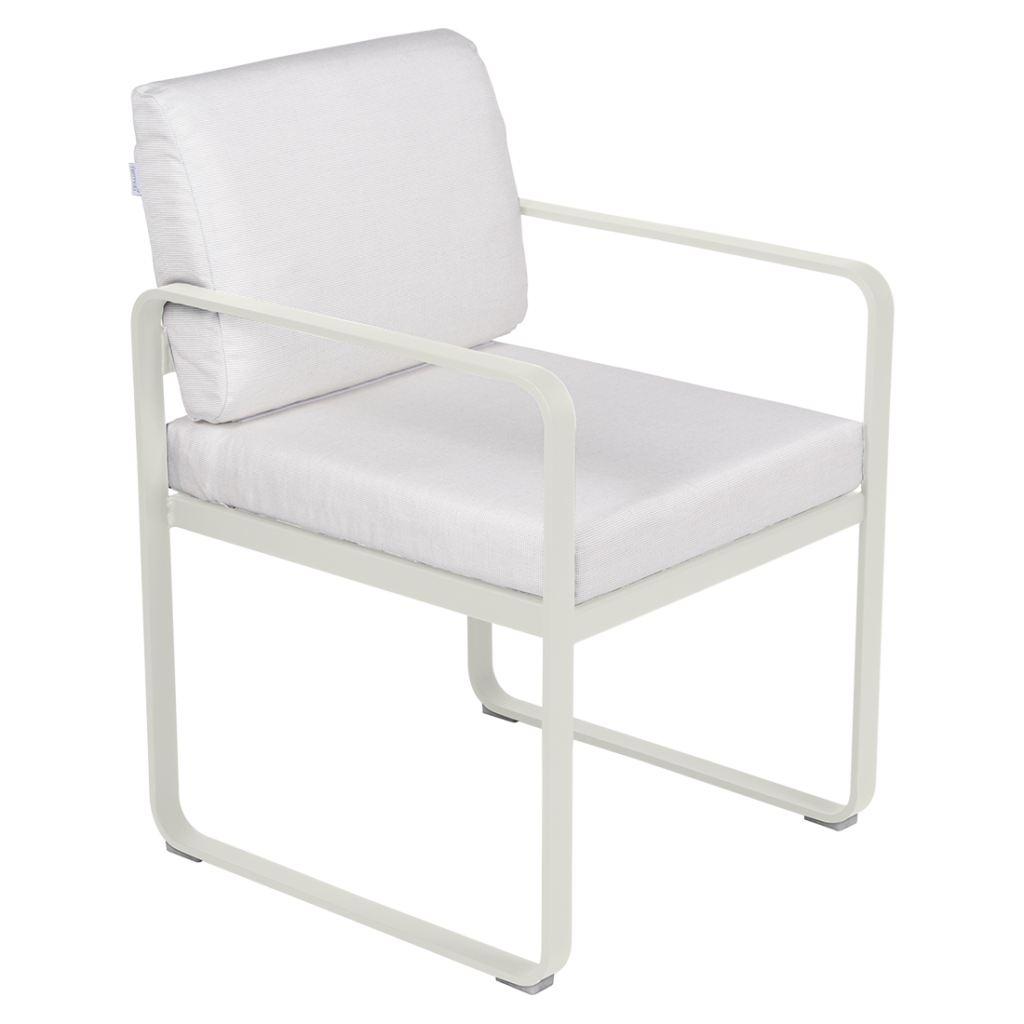 Un Fauteuil de repas Bellevie avec un coussin blanc.