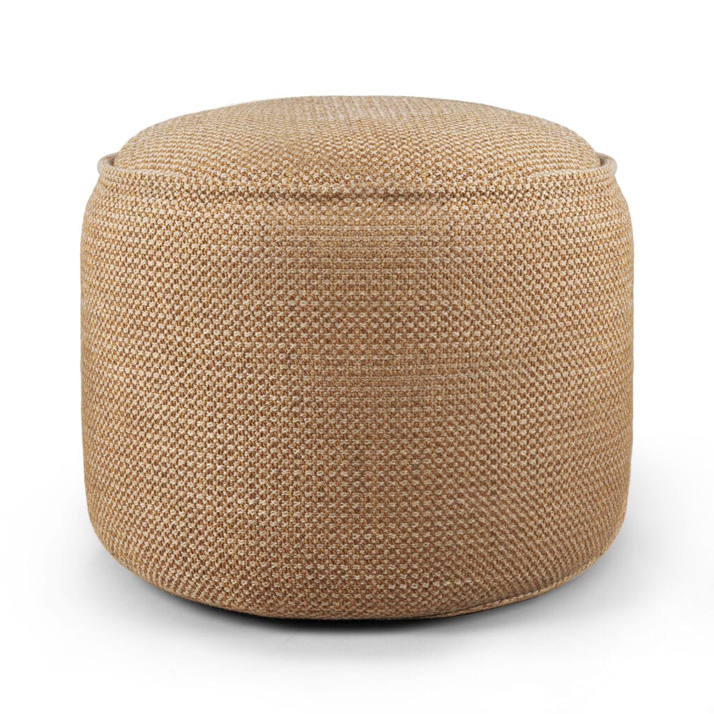 Un pouf rond en osier beige.