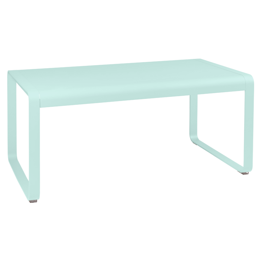 Une table vert clair avec une structure en métal.