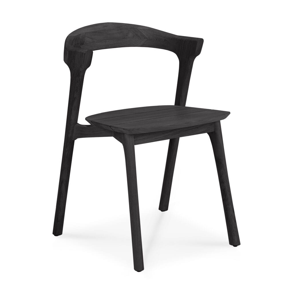 Une chaise de salle à manger noire sur fond blanc.