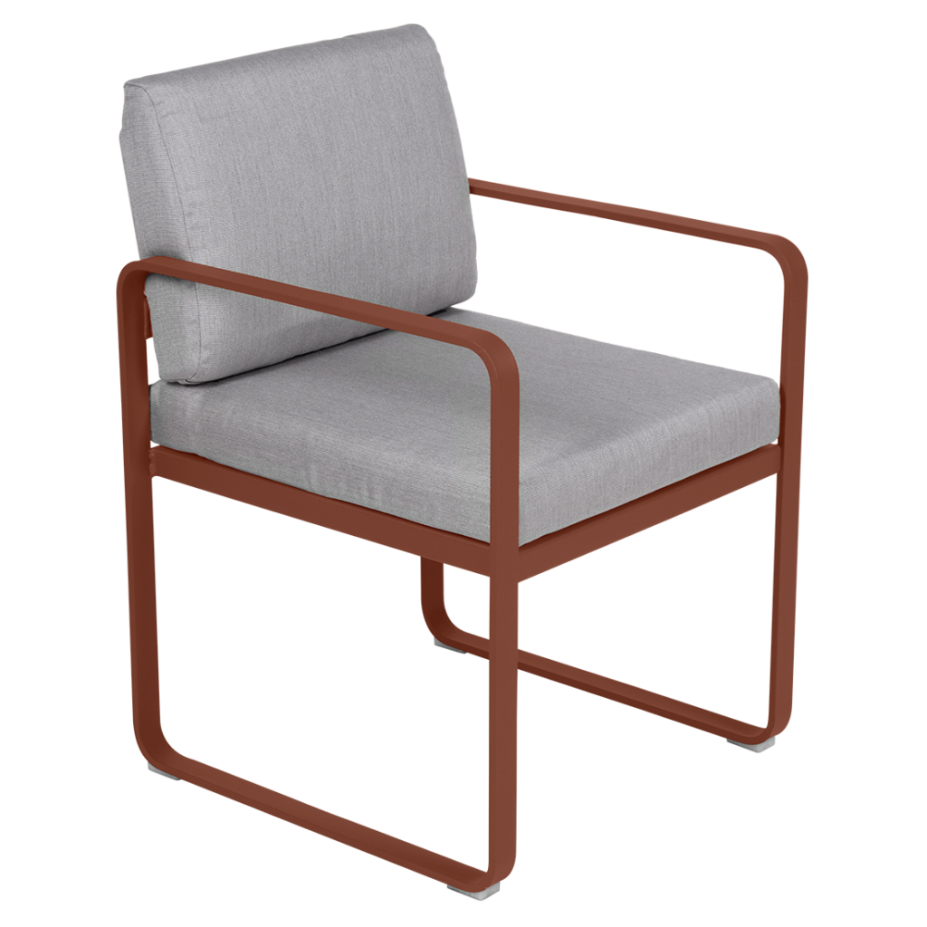 Une chaise Fauteuil de repas Bellevie avec une structure marron et un coussin gris de la collection Bellevie.