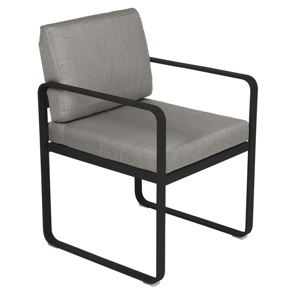 Une chaise d'extérieur Fauteuil de repas Bellevie avec un siège rembourré gris et un cadre noir.