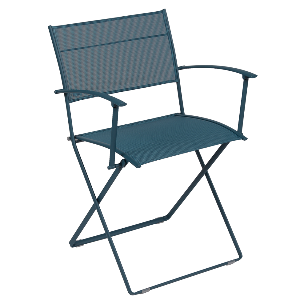 Une chaise pliante bleue sur fond blanc.