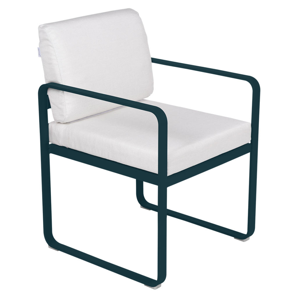 Une chaise d'extérieur Fauteuil de repas Bellevie avec un coussin blanc et un cadre noir.