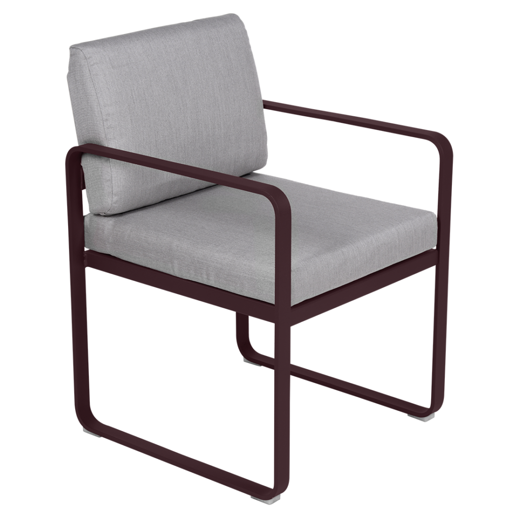 Un Fauteuil de repas d'extérieur Bellevie avec un tissu gris et une structure en métal.