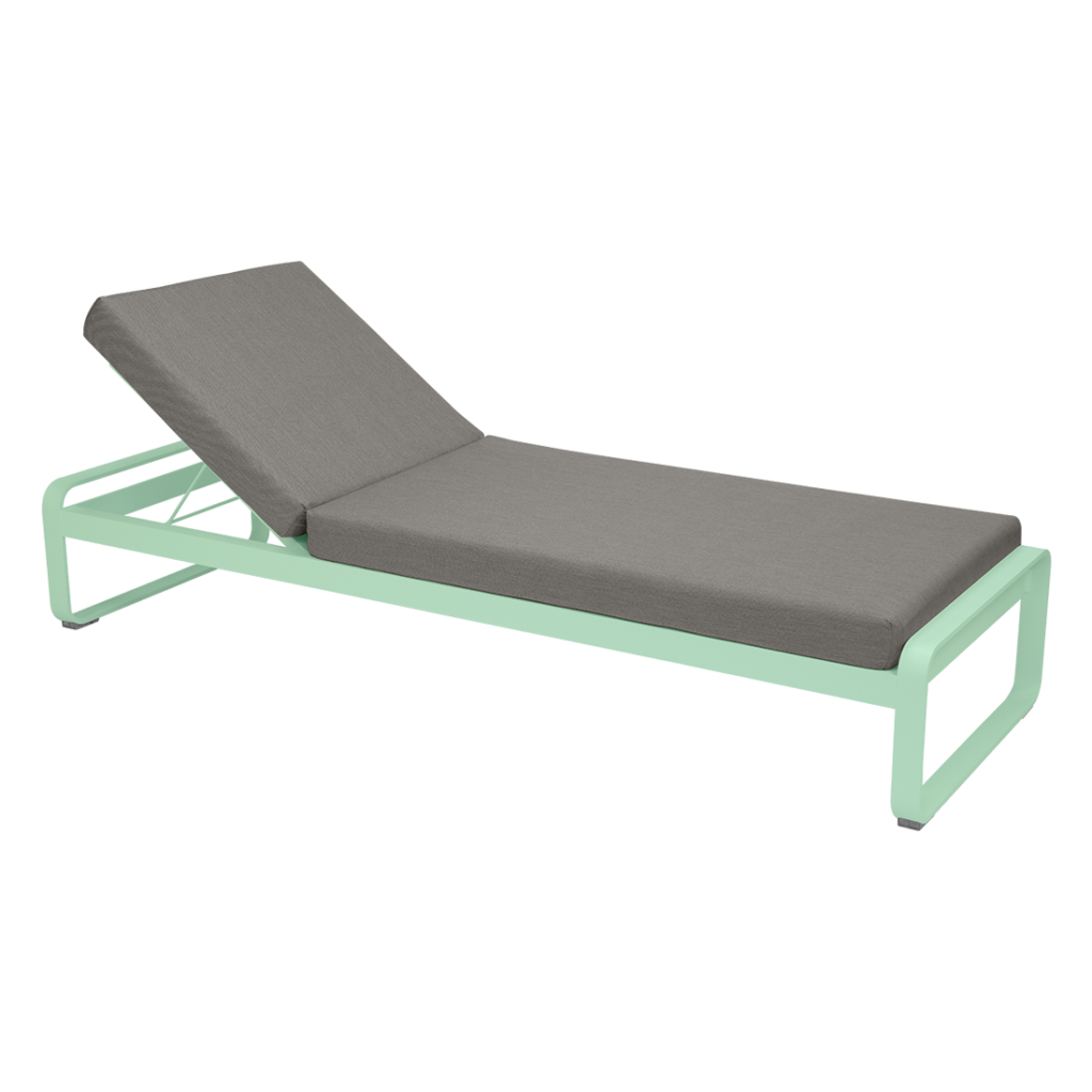 Une méridienne avec un coussin vert.