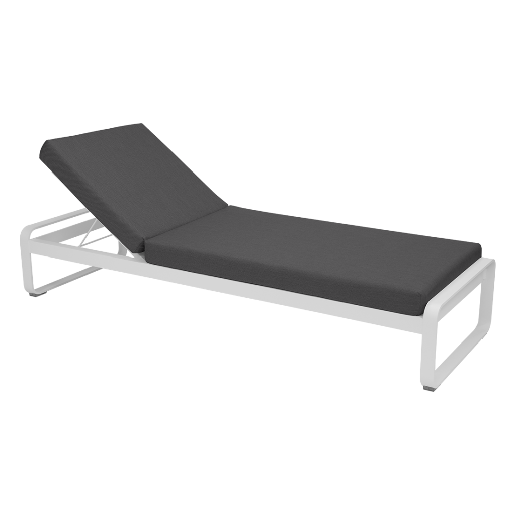 Une méridienne blanche avec un coussin noir.